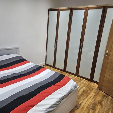2 Bedroom Flat - Travel Direct To Heathrow/Central Лондон Екстер'єр фото